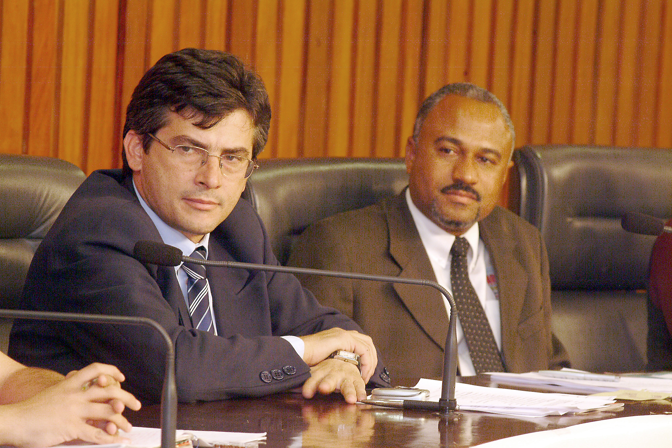 Deputados Simo Pedro (PT), coordenador da Frente Parlamentar em Defesa da Radiodifuso Comunitria, e Sebastio Arcanjo (PT), coordenador da Frente Parlamentar pela tica na TV.<a style='float:right;color:#ccc' href='https://www3.al.sp.gov.br/repositorio/noticia/03-2008/Tvdigitaldep simao e dep arcanjo rob.jpg' target=_blank><i class='bi bi-zoom-in'></i> Clique para ver a imagem </a>